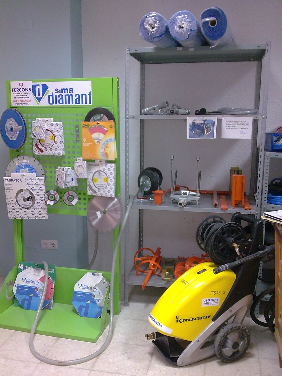 Interior del taller de FERCONS con maquinaria y discos de corte
