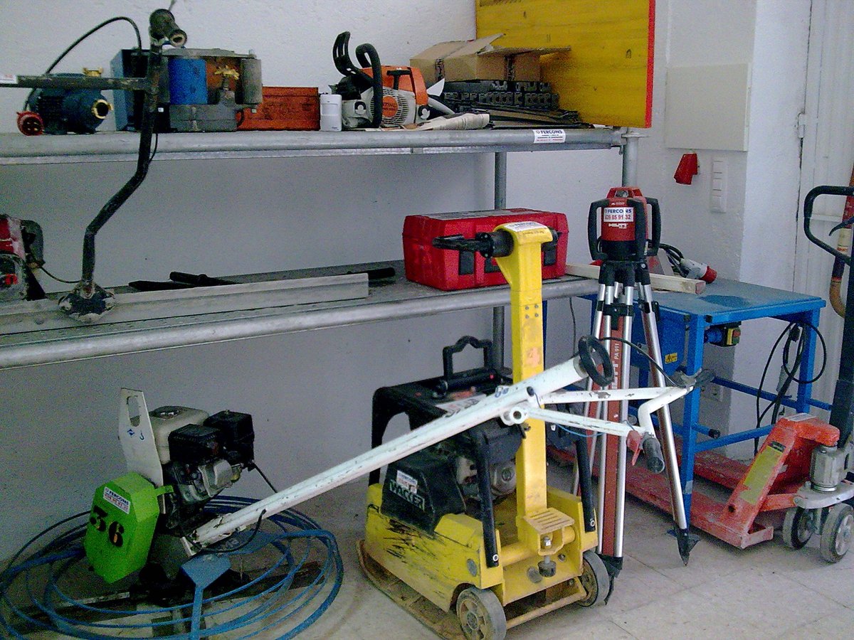 Interior del taller de FERCONS con compactadoras y equipos de nivelación